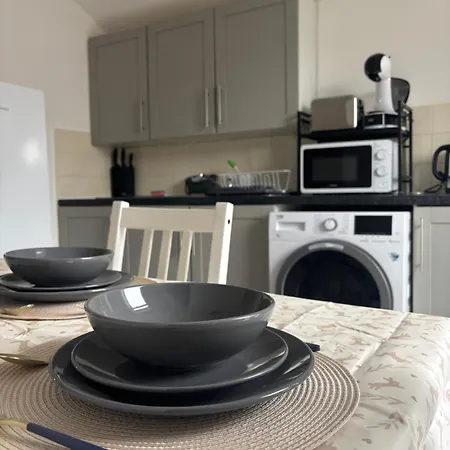 2 Bed Flat - Sleeps 4 Parking - Wi-fi - Sofa Bed Apartman