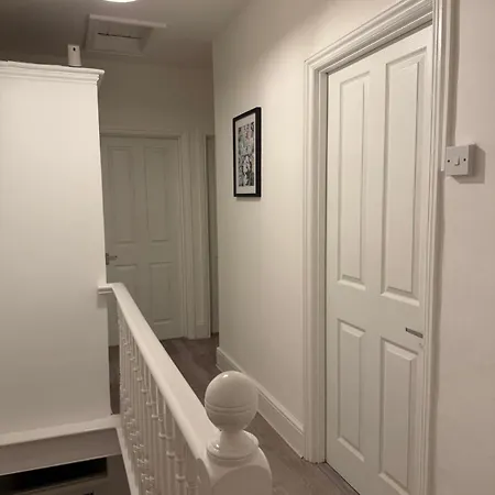Apartman 2 Bed Flat - Sleeps 4 Parking - Wi-fi - Sofa Bed
