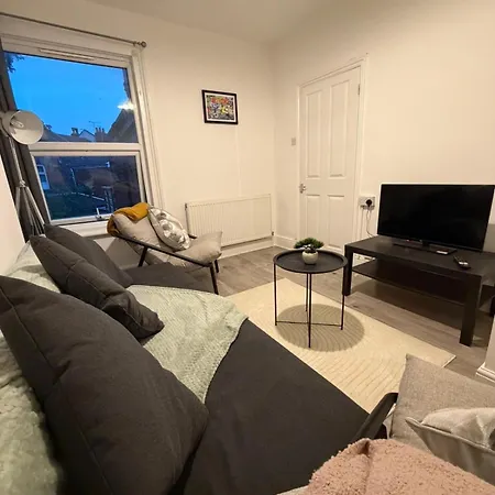 2 Bed Flat - Sleeps 4 Parking - Wi-fi - Sofa Bed Bristol