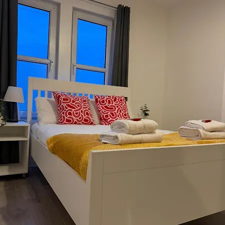 2 Bed Flat - Sleeps 4 Parking - Wi-fi - Sofa Bed Apartman