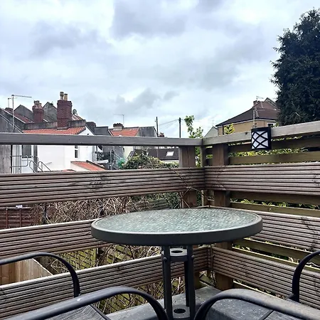 Apartman 2 Bed Flat - Sleeps 4 Parking - Wi-fi - Sofa Bed *