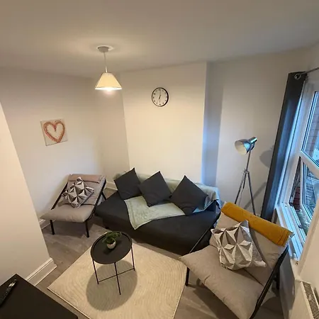 2 Bed Flat - Sleeps 4 Parking - Wi-fi - Sofa Bed