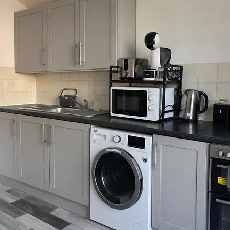 Apartman 2 Bed Flat - Sleeps 4 Parking - Wi-fi - Sofa Bed *